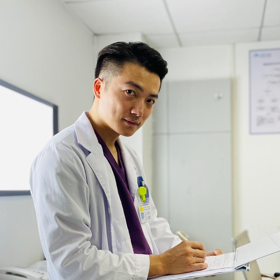 发福的奥特曼医生