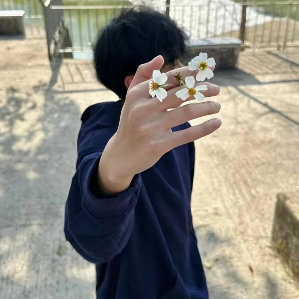 离异带俩吗喽的阳光明媚中老年美少女