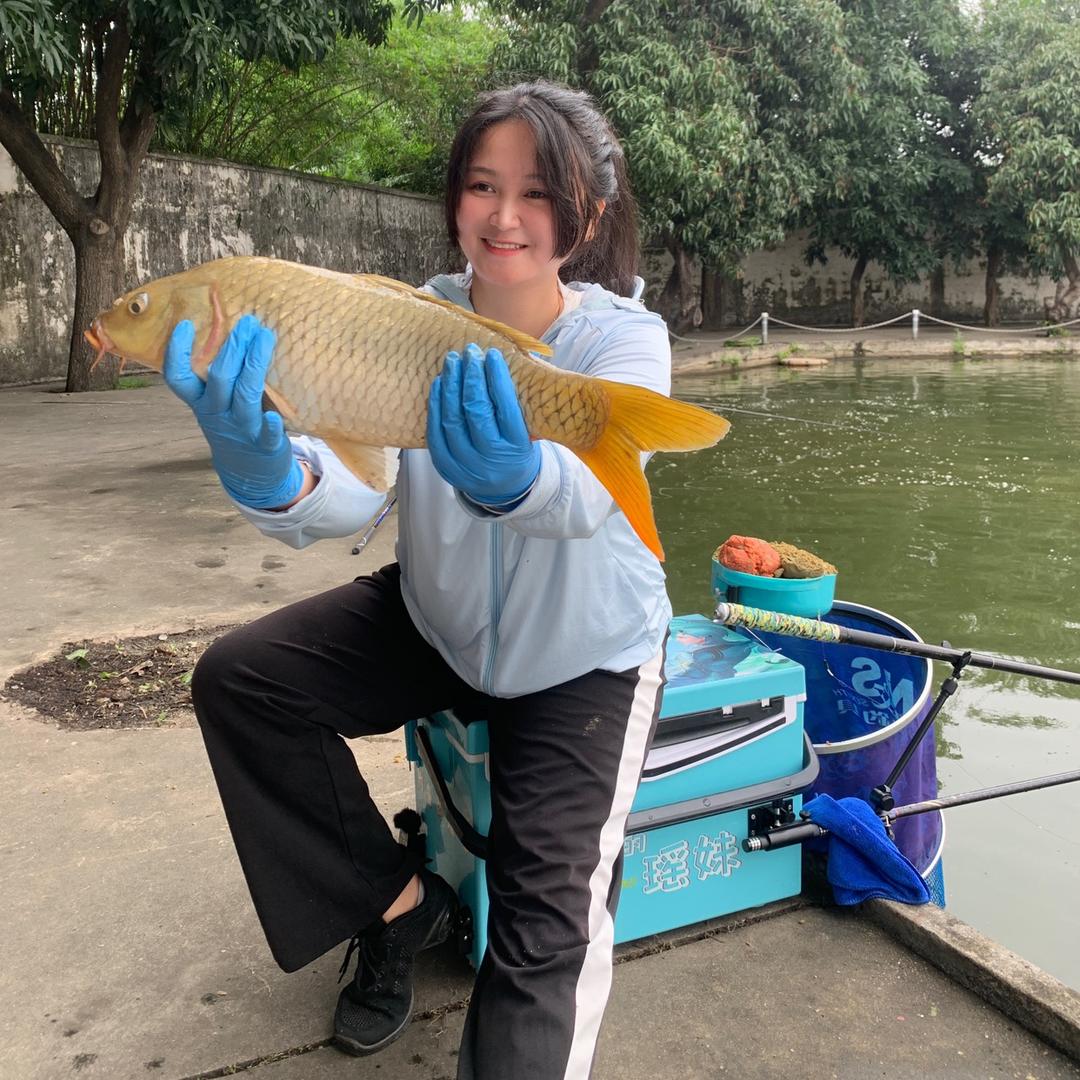 钓鱼的瑶妹
