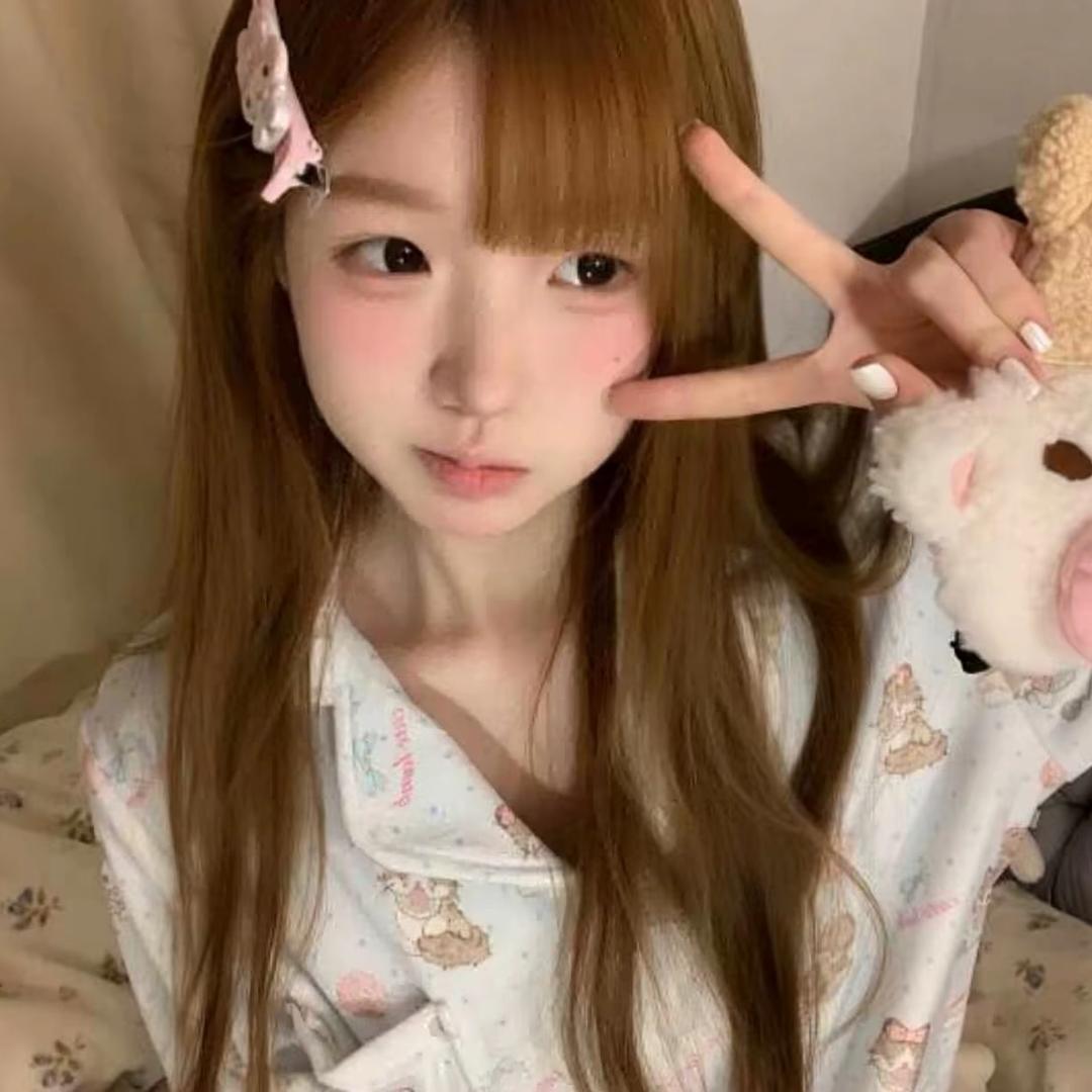 她总爱捂嘴笑