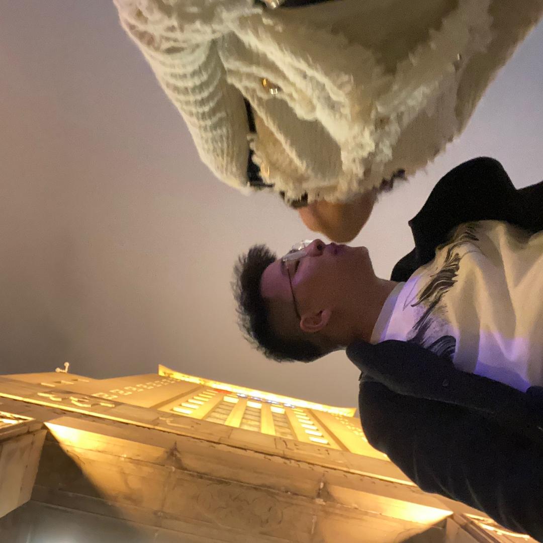 小魏。