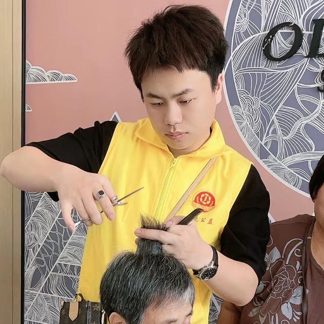 李进是个发型师（公益剪发）