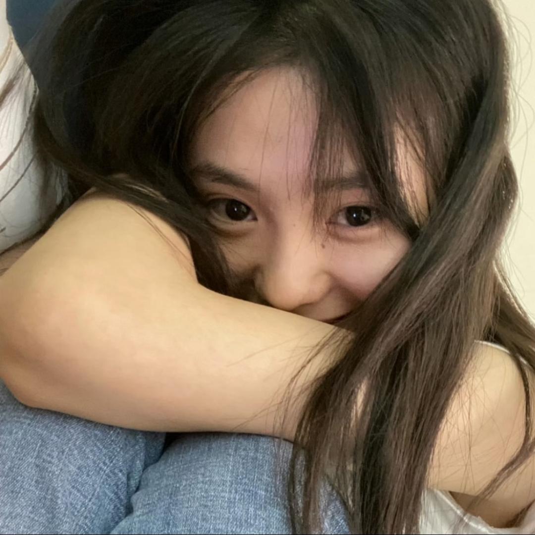 东京忧郁少女在喂鸡