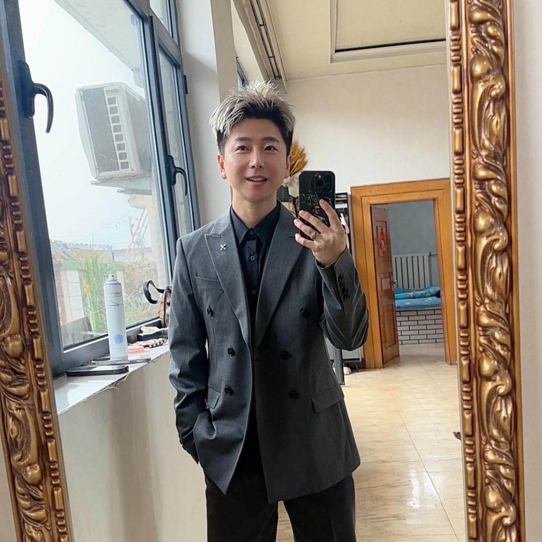 雷铭造型专注烫发 减龄短发设计