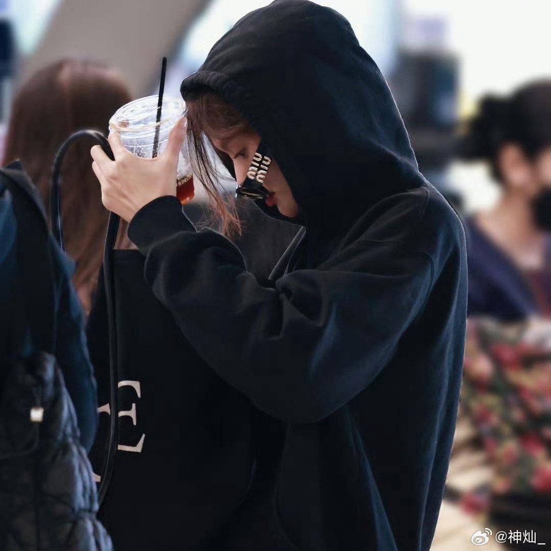 神秘鲸遇海云霄