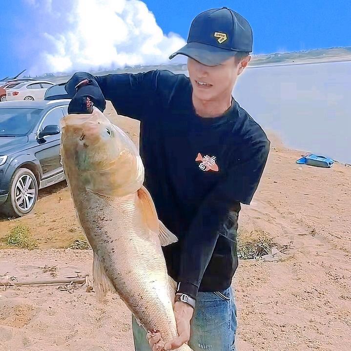 老梁爱钓鱼