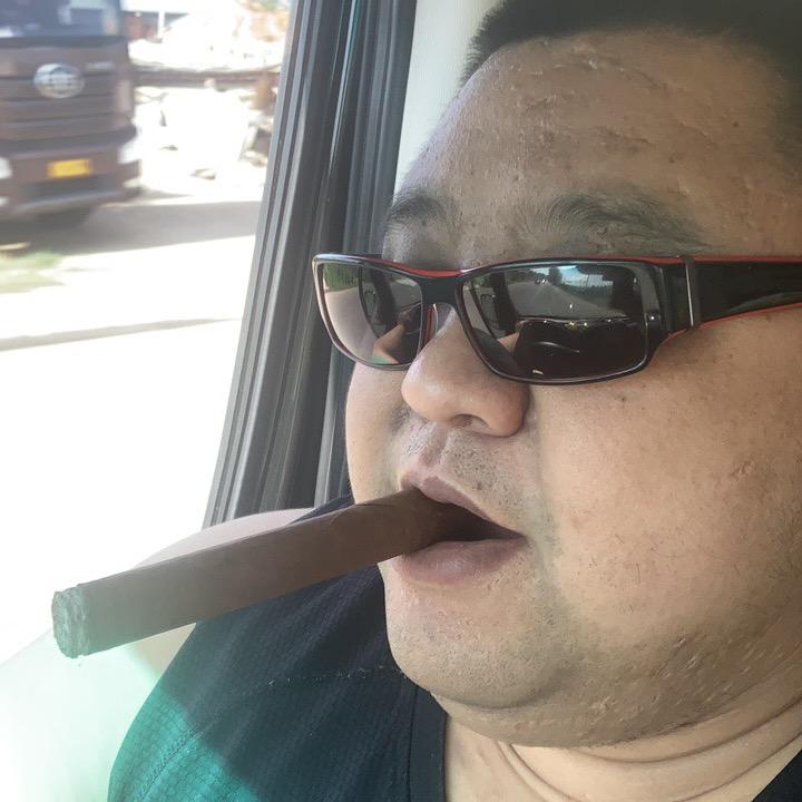 高兴，抽雪茄。