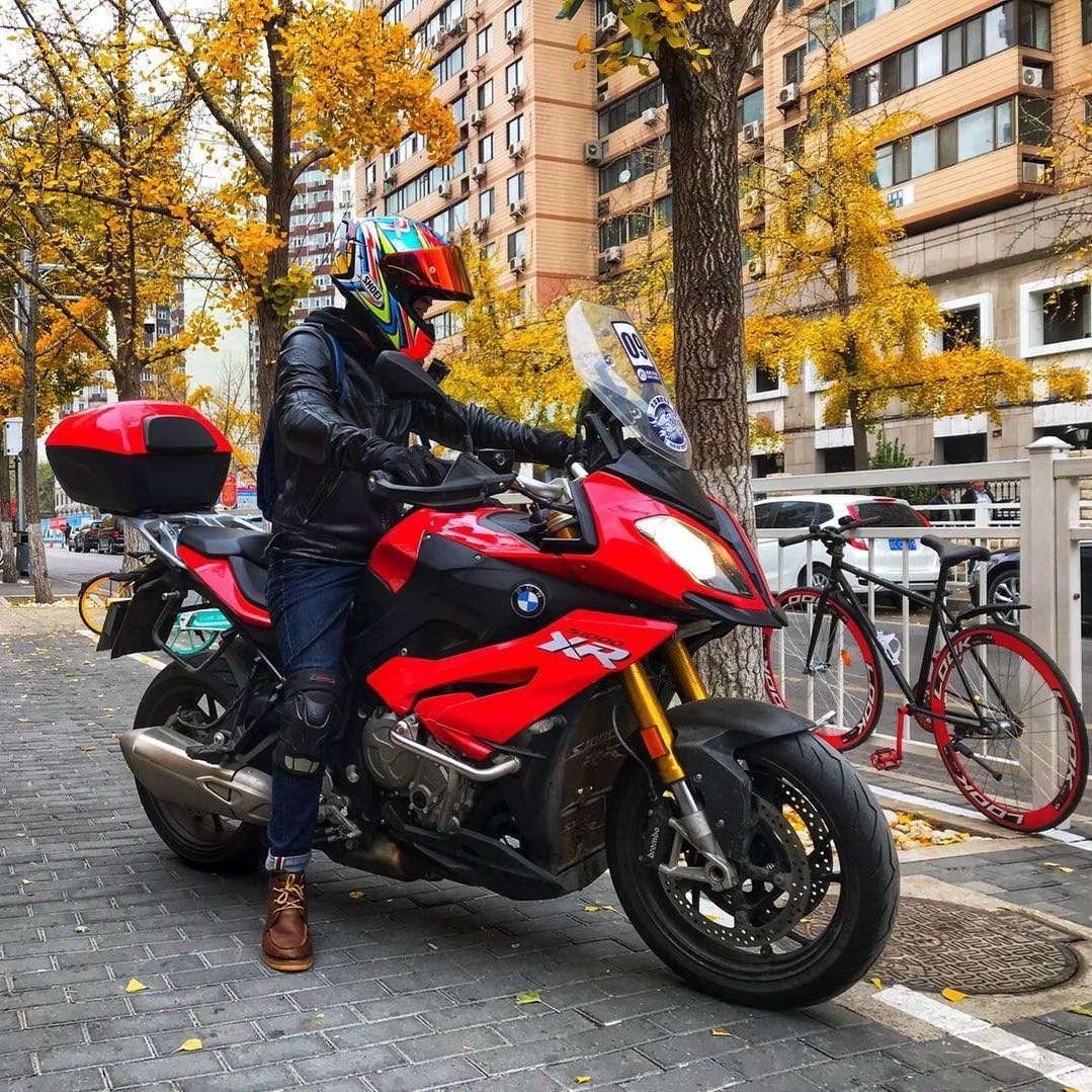 校长喜欢玩摩托丶思摩客
