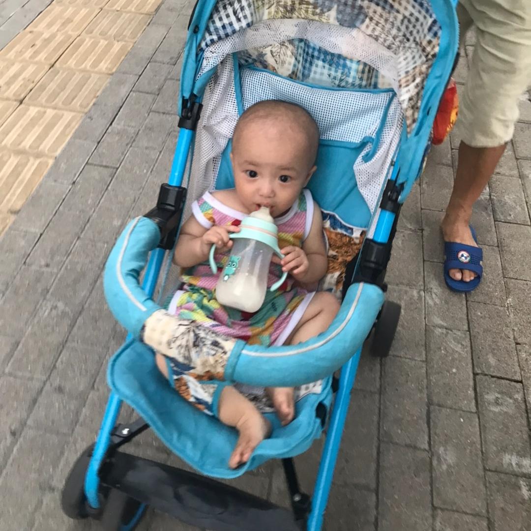 亲亲熊孩子