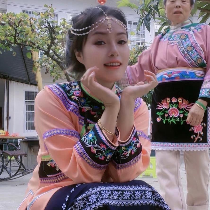 彝族丽丽爱唱歌🎤