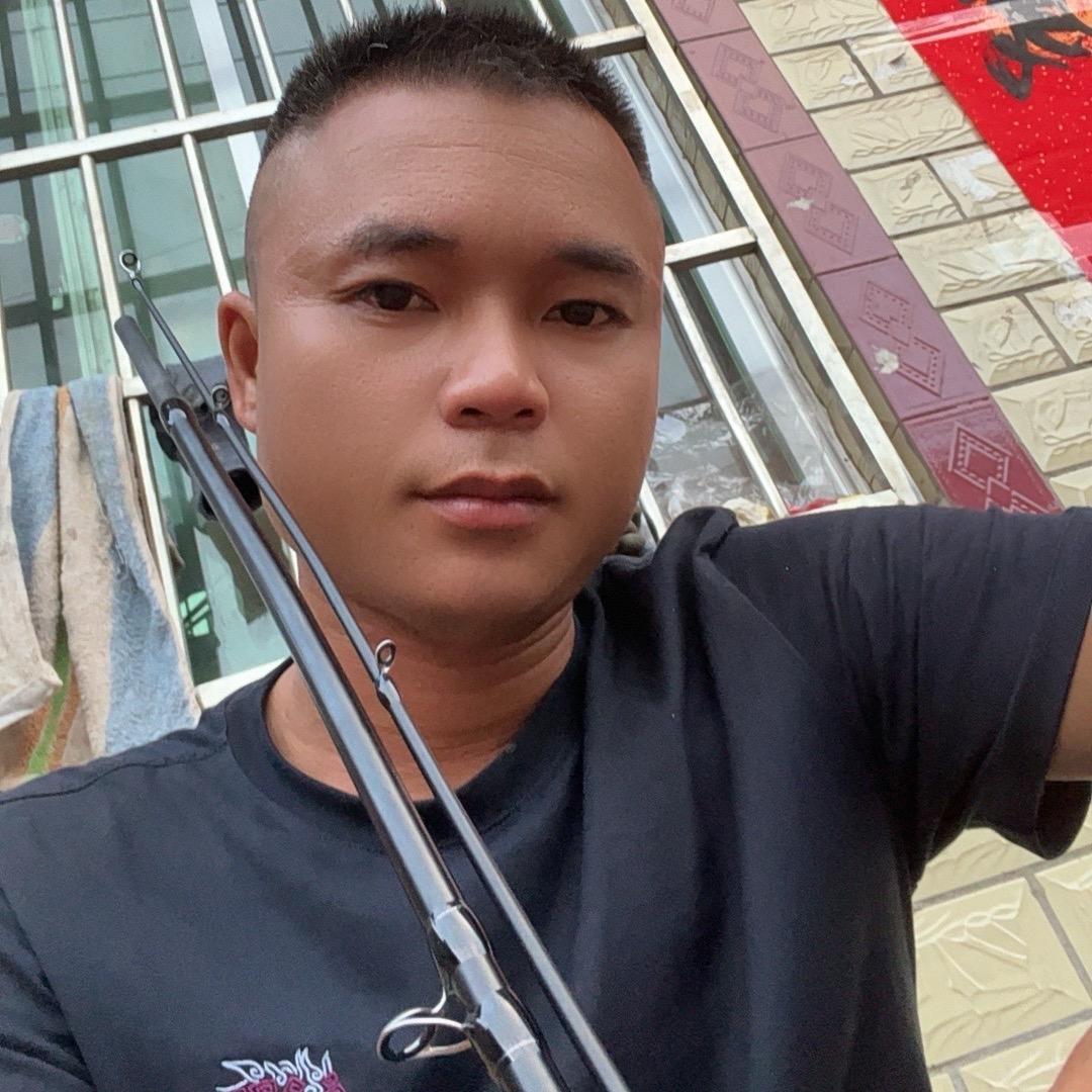 又矮又黑的钓鱼佬。