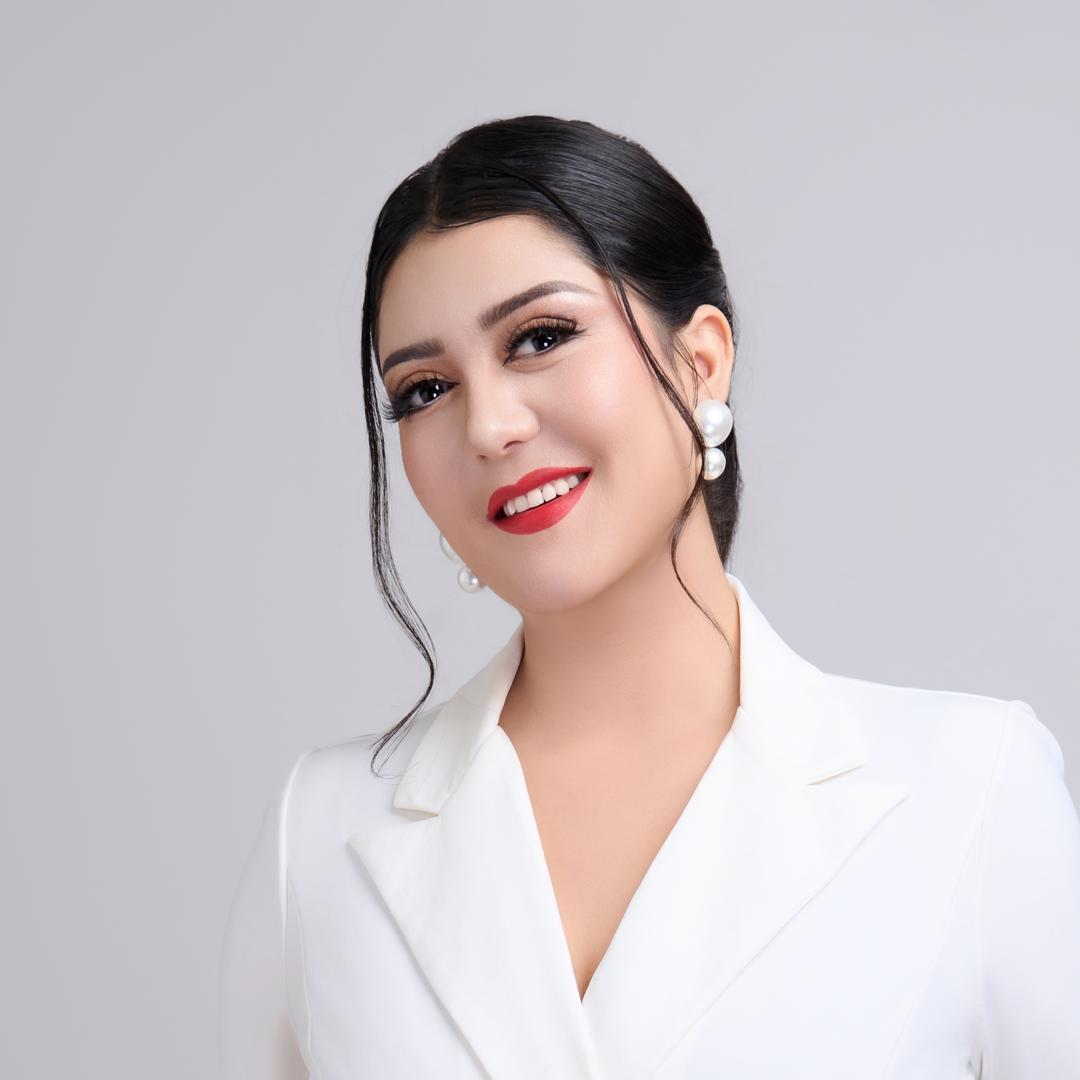 aynur intil 教育
