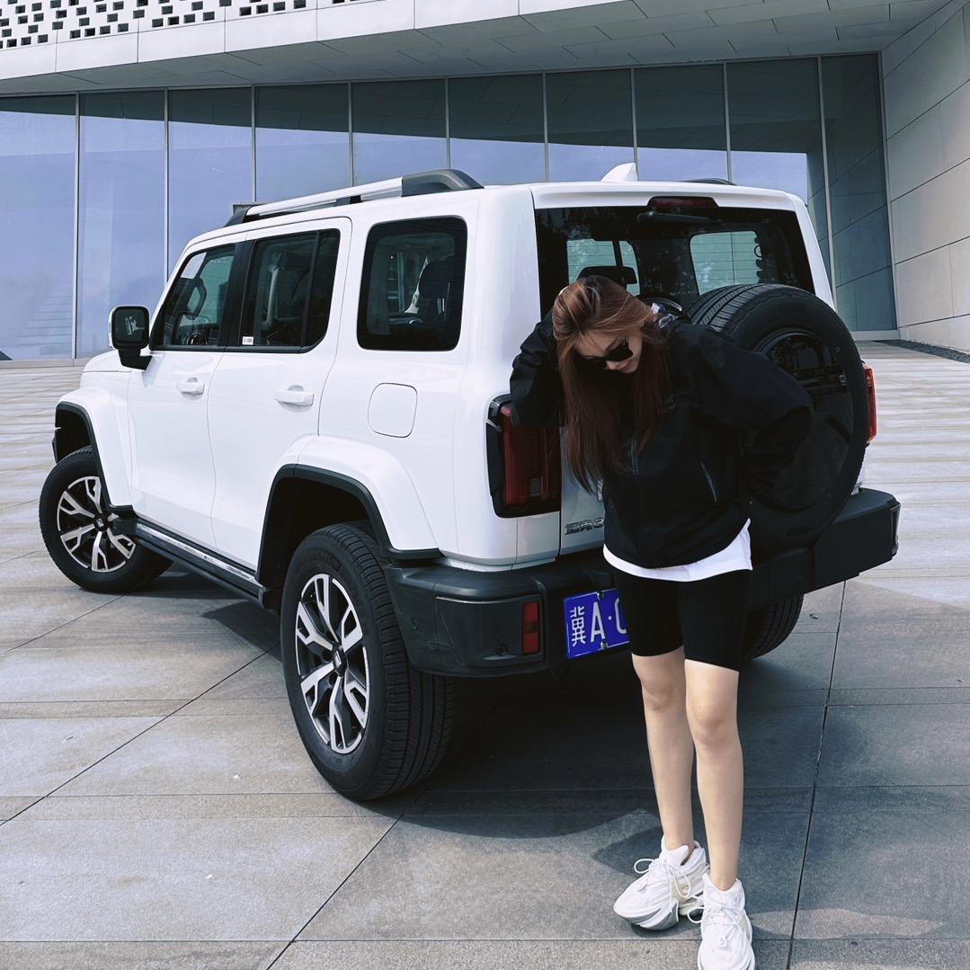 开坦克的铁锤妹妹