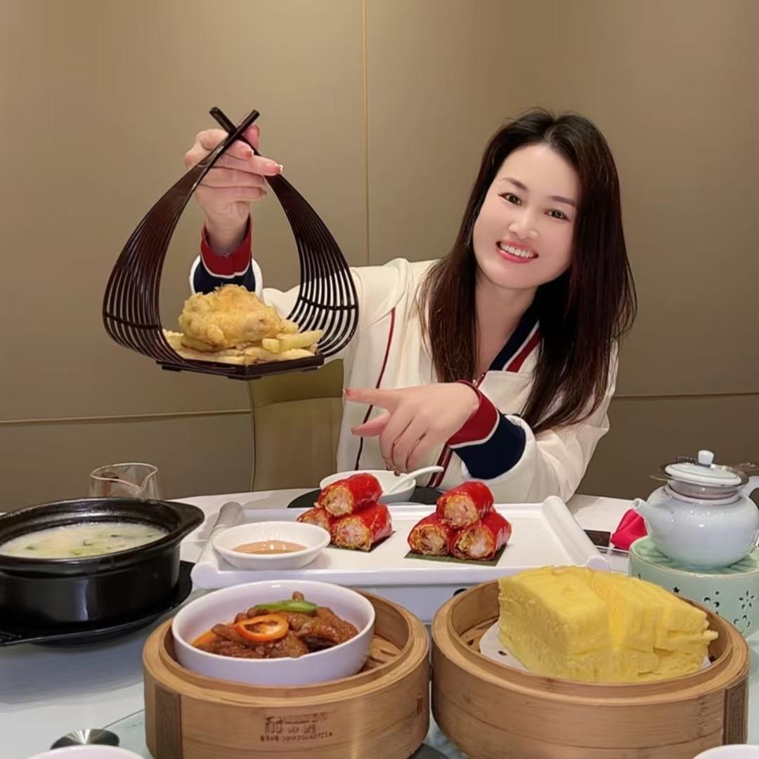 周艳吃喝玩乐