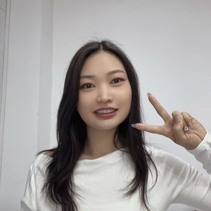 在遵义卖麻将机的小婷