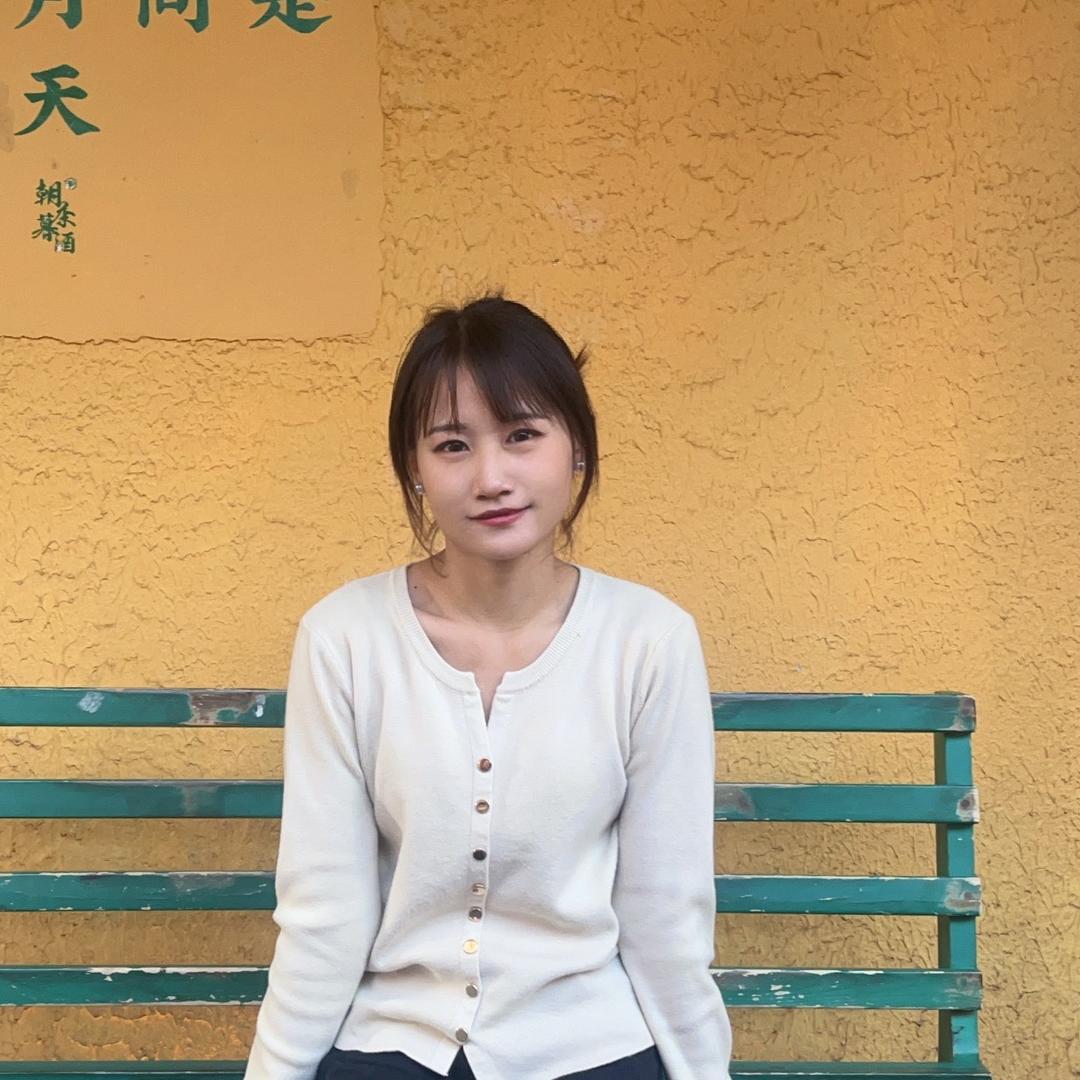 爱笑的小白白白的