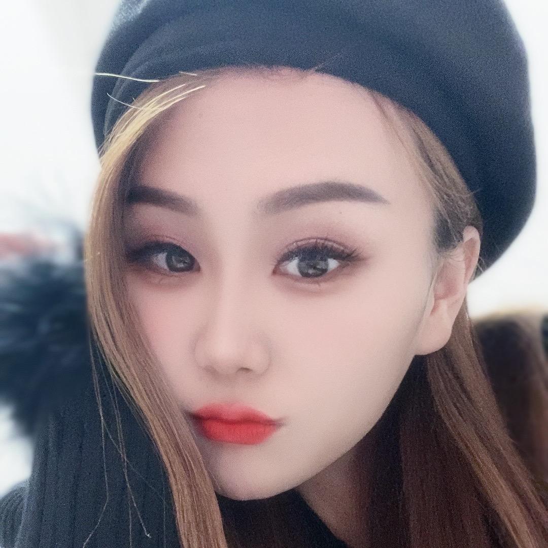 点烟挡风的女人