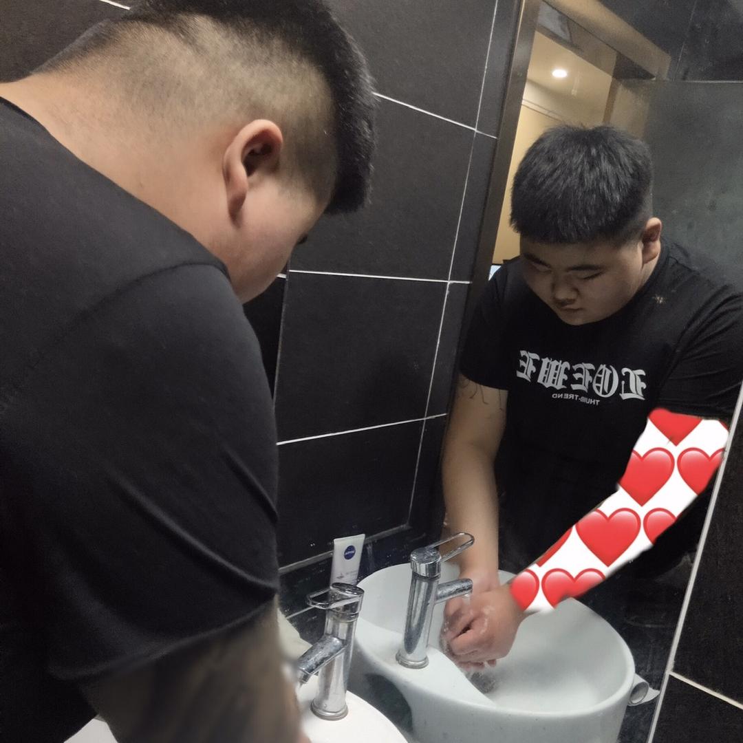 阿亮.