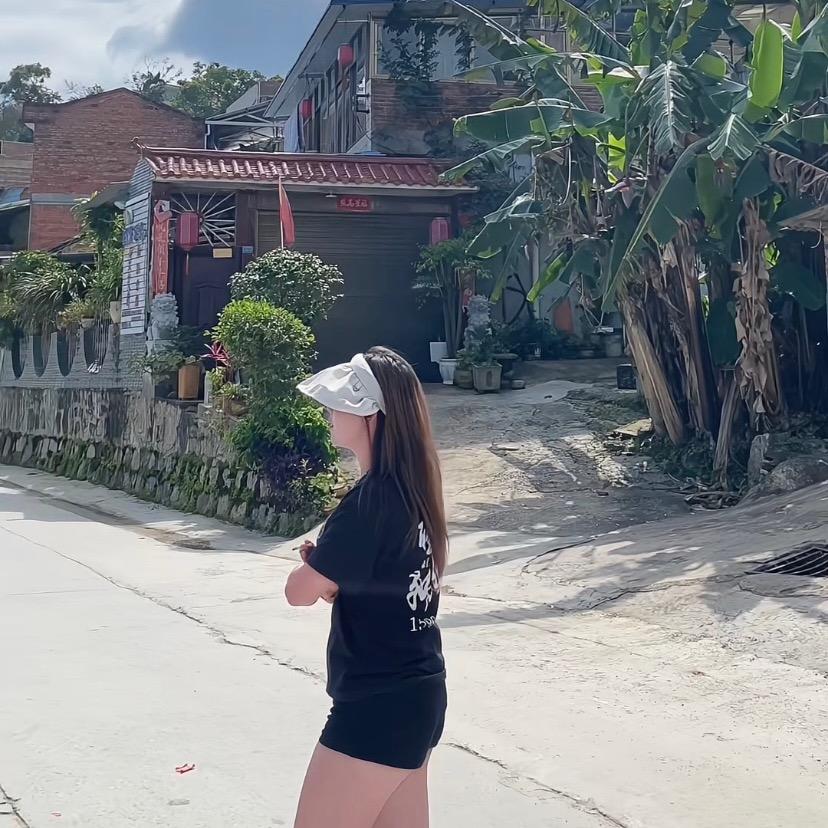 好 来 玉 小 姐.