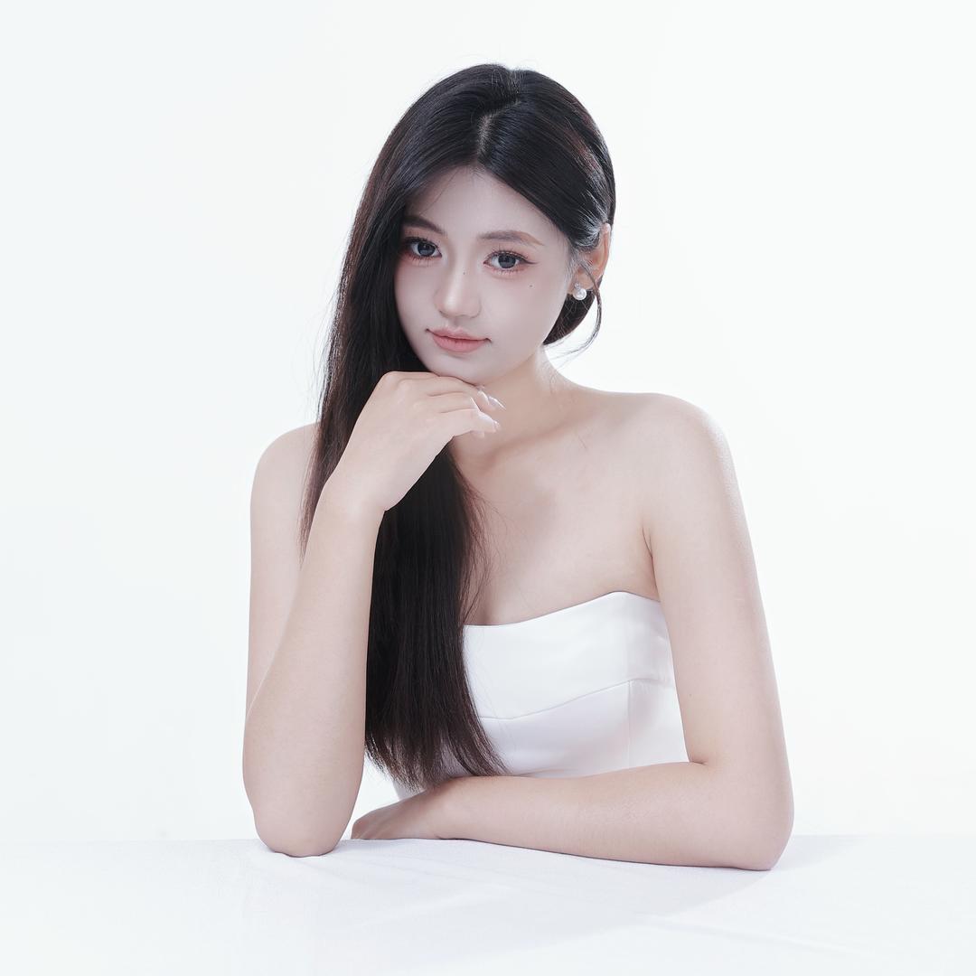 小小贻.