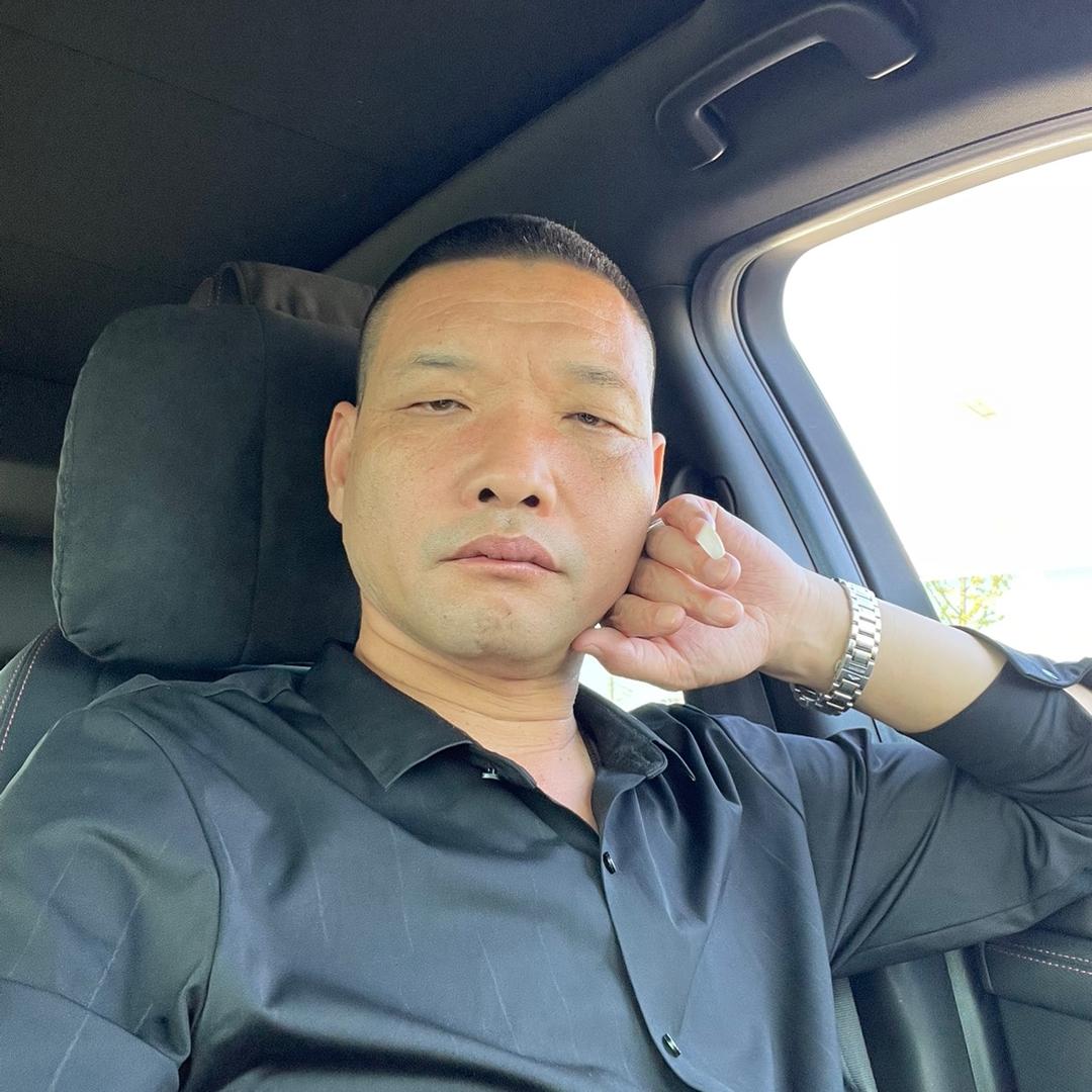 骑着狼放羊か
