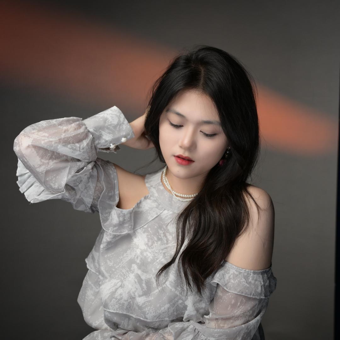 腼腆小美