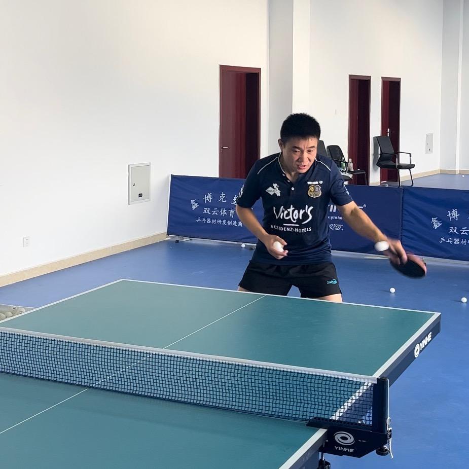 段教练教乒乓