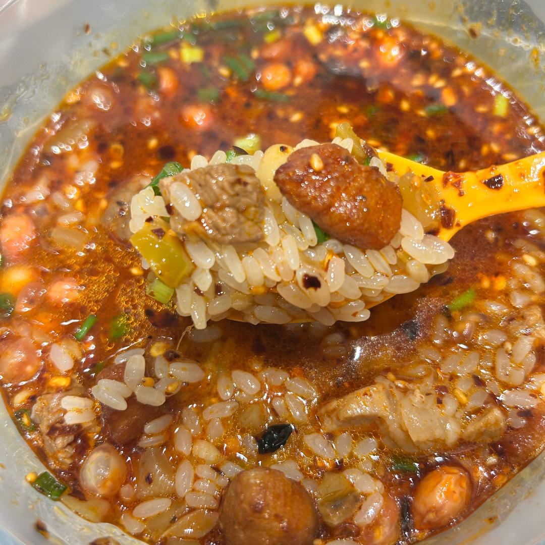 爱吃美食的不是很胖又有很多肉肉的美女