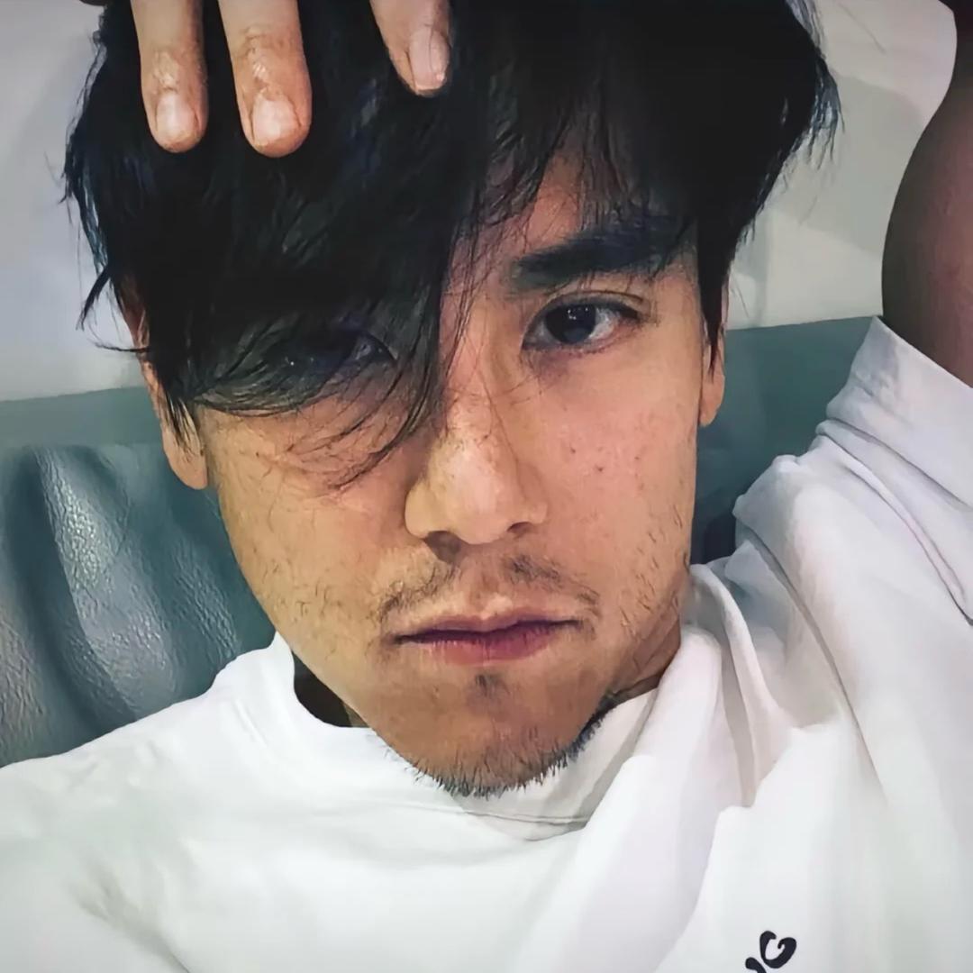 传奇销冠王彭于晏开直播卖裤衩一夜暴富