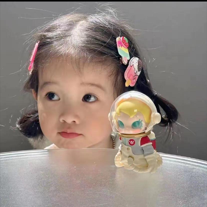 不语。