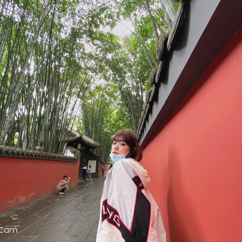 一瓶乌苏我就倒