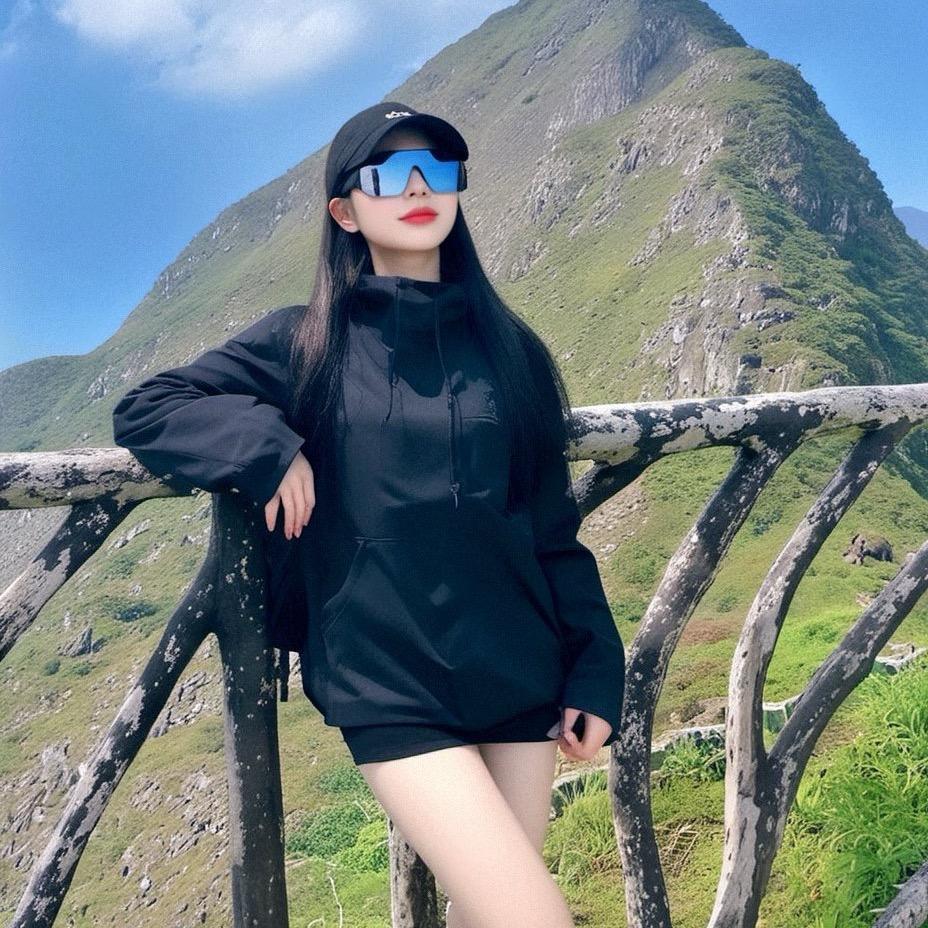 鱼尼相望.