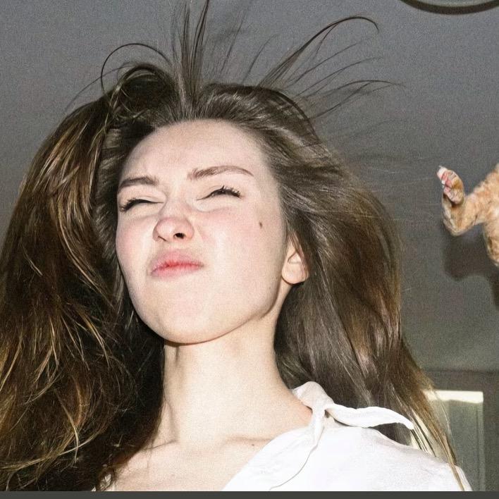 你压到我的头发了