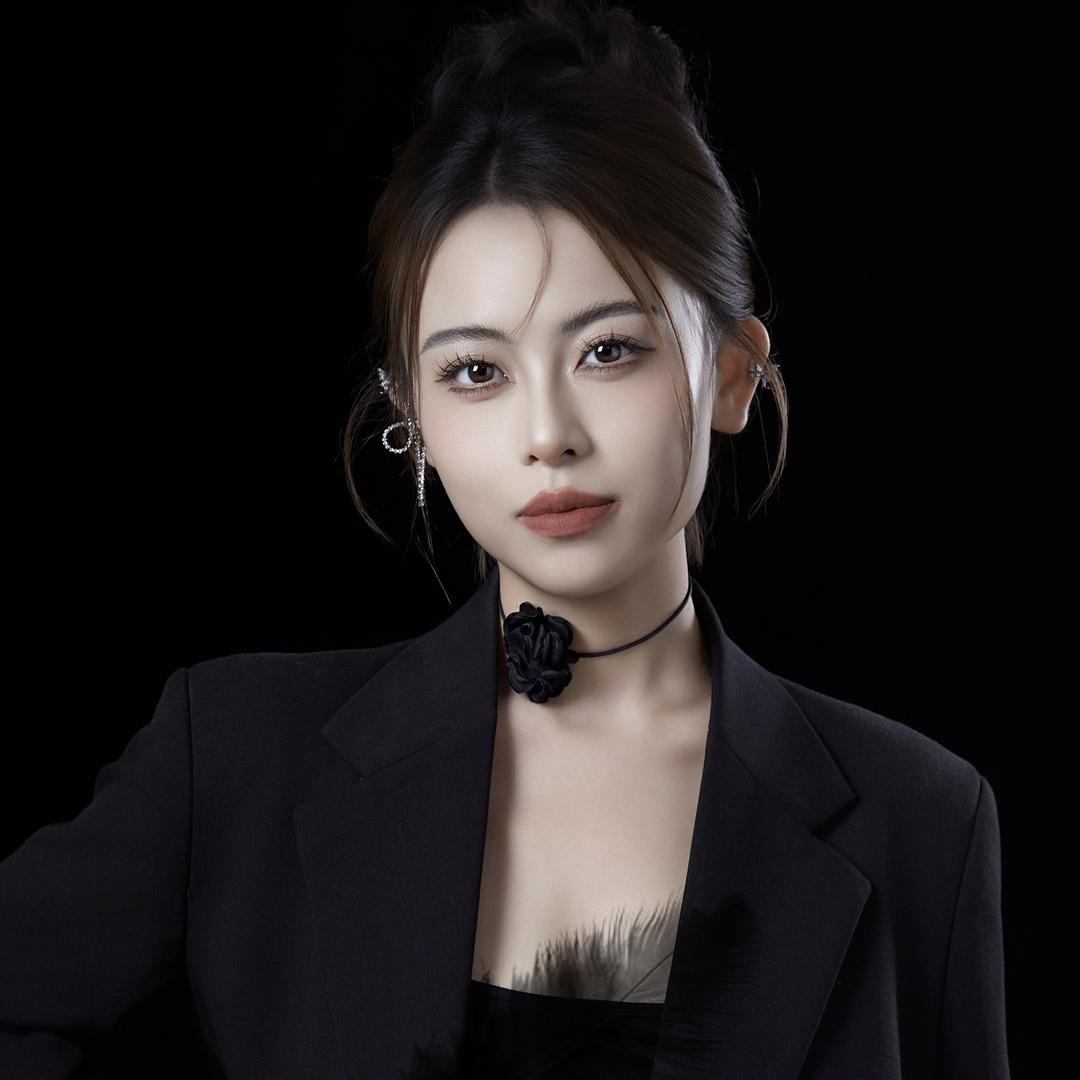 张 子 怡.