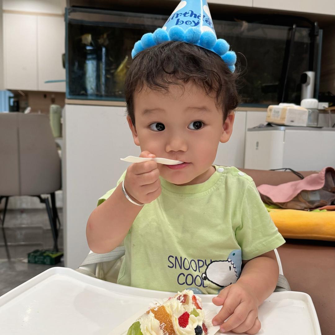 美滋滋的小兜兜