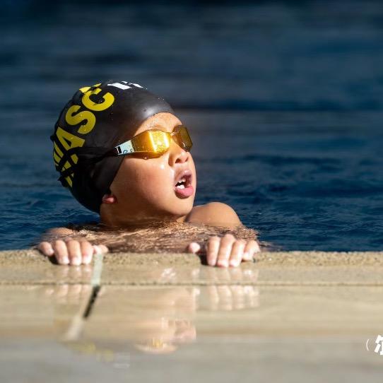 教游泳的宫教练（美瑞斯特）