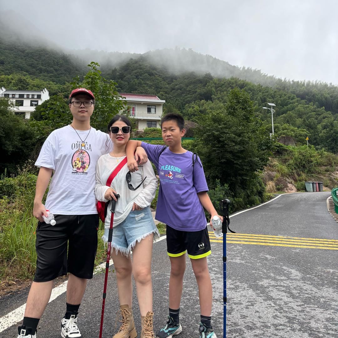 小朱内衣店（步行街128号）