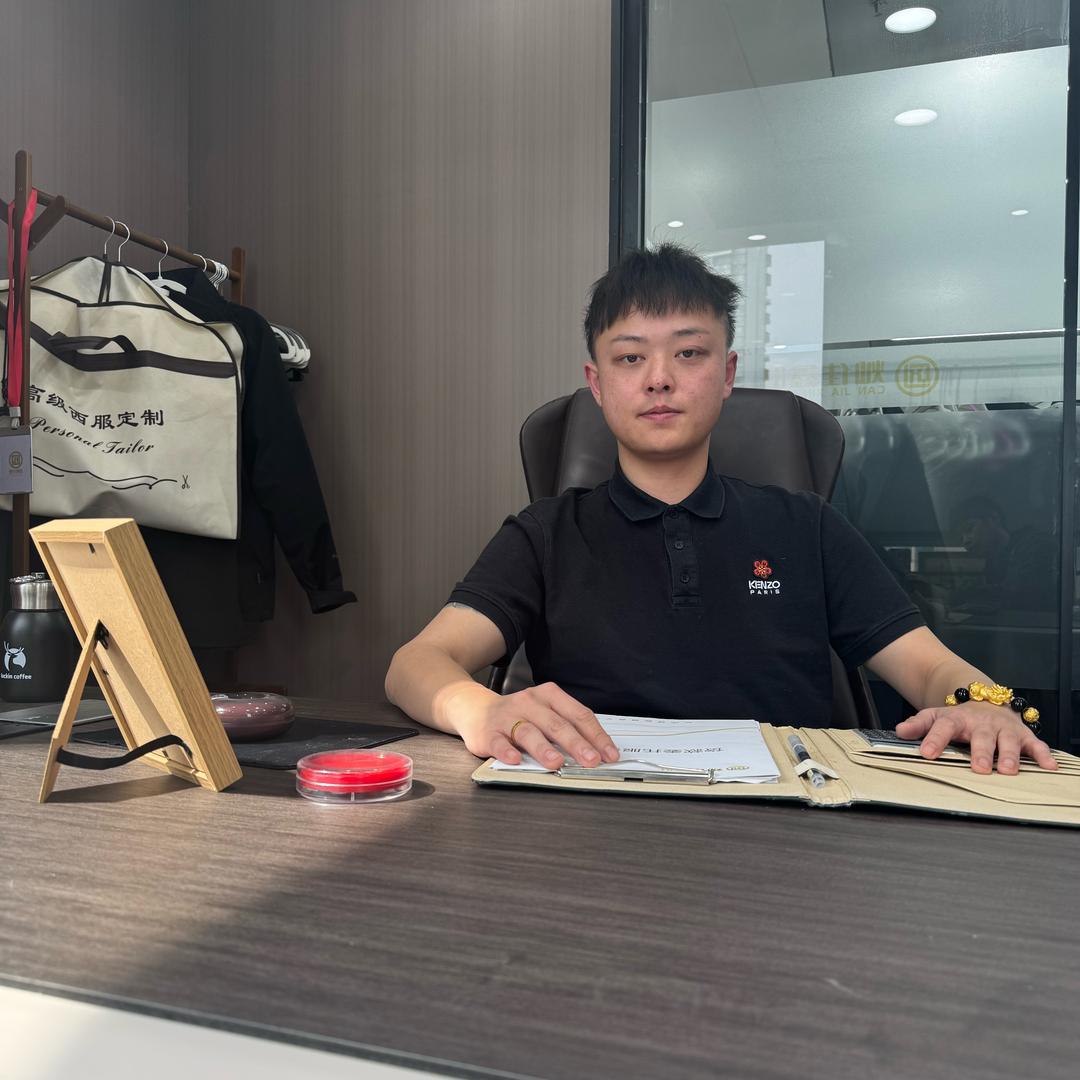 成都做金融的 何先生