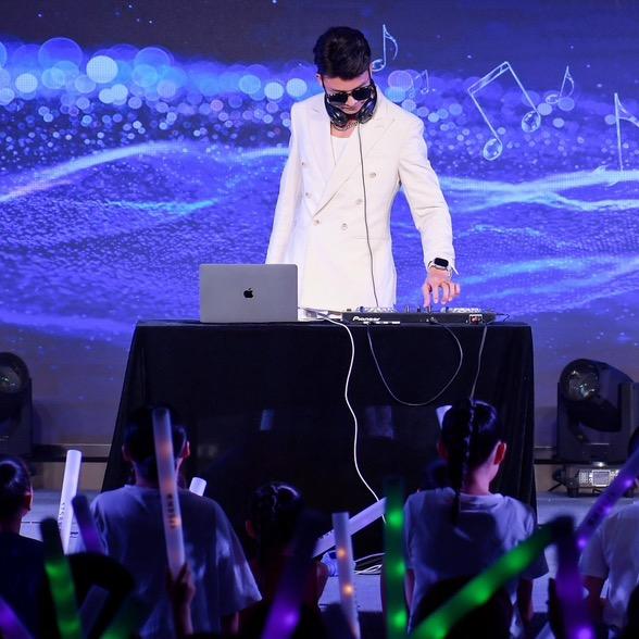 温州云顶 主持人鹏飞