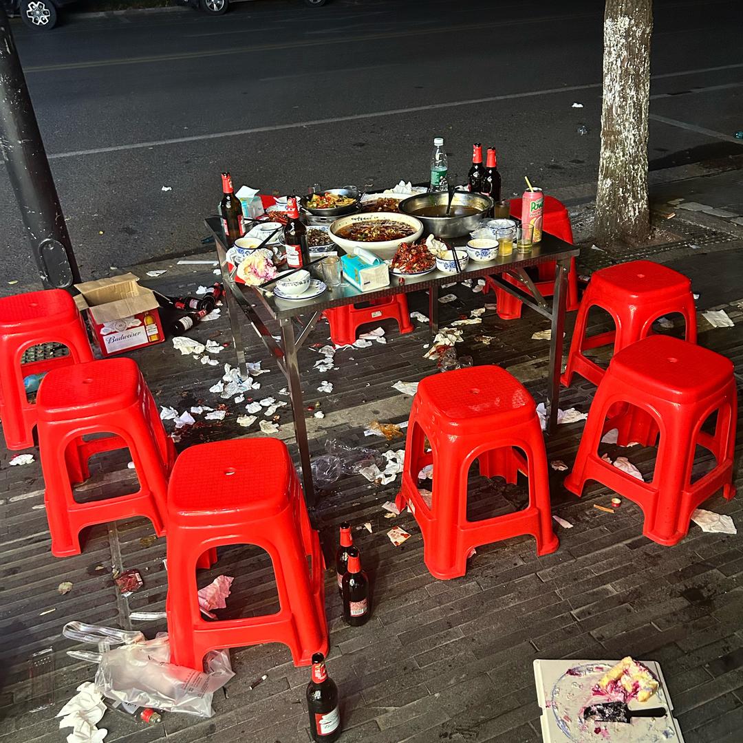 月亮不睡我不睡，