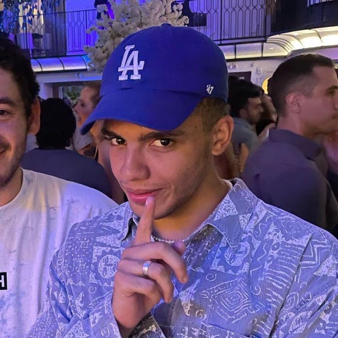 不要把头插进公园的长椅里