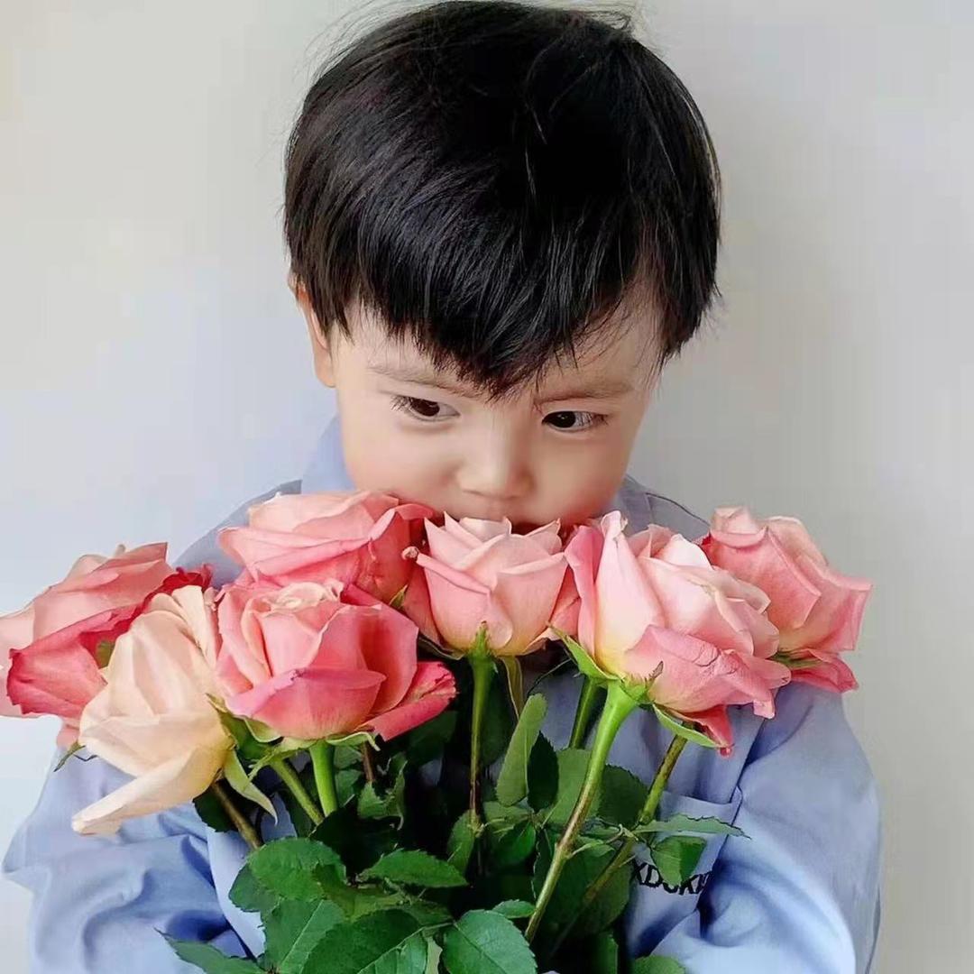 一个卖手镯的大朋友