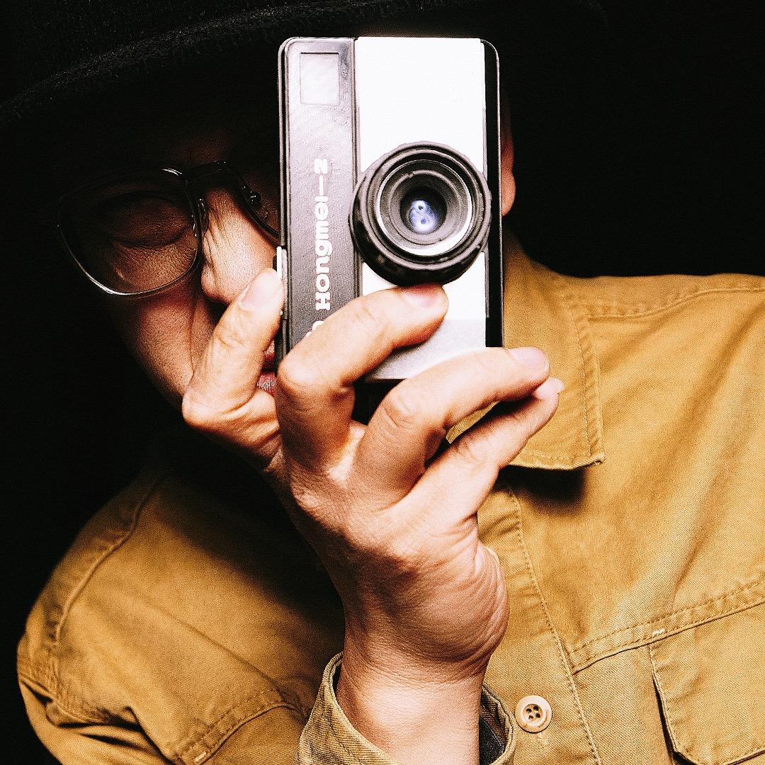 一个养斑马的摄影师