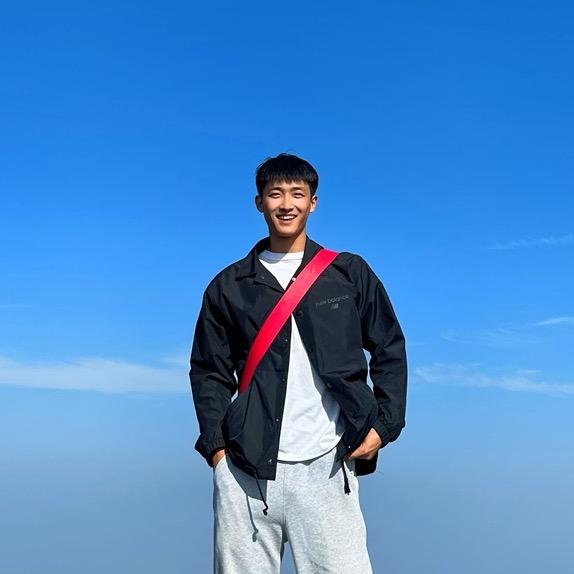 彤子.