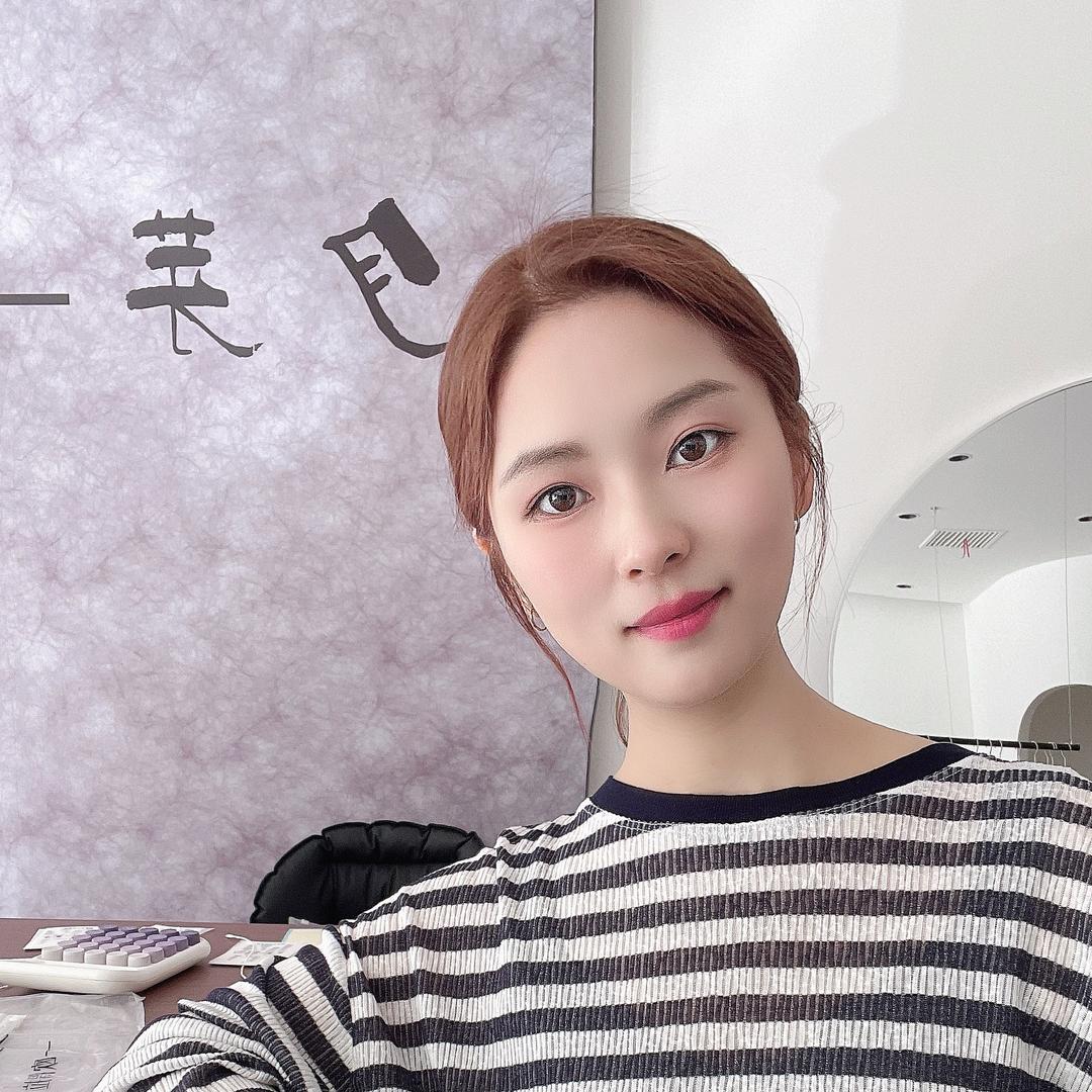 月芽女装-小静