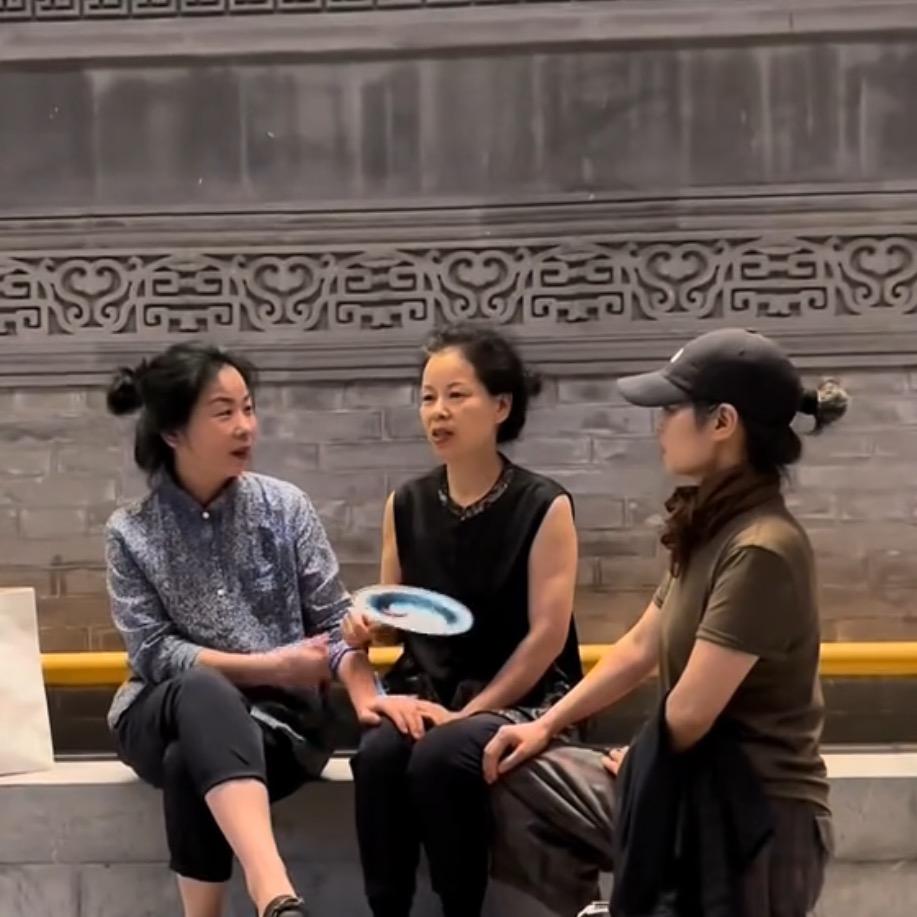 卖服装的三姐妹