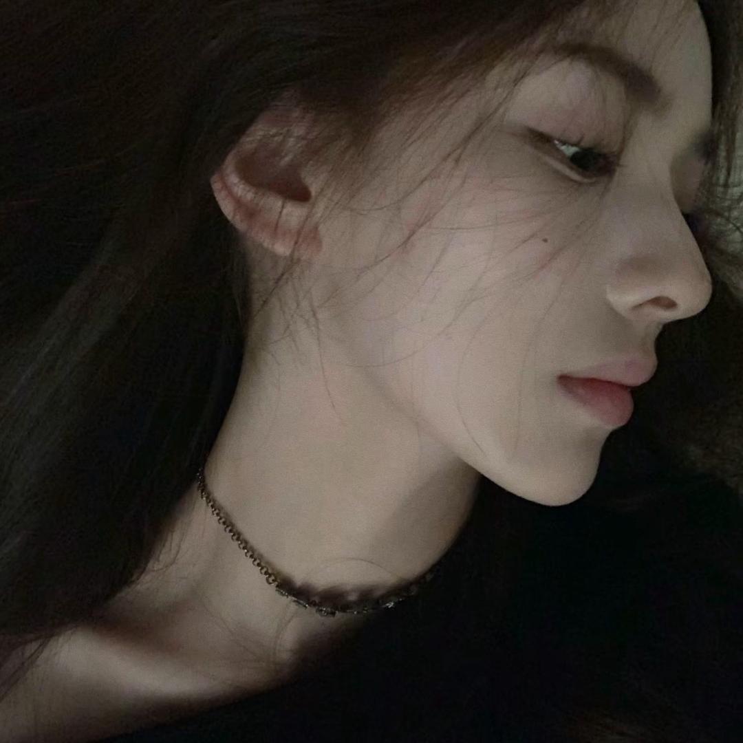 青