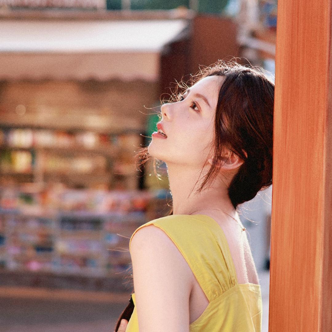 柒柒.