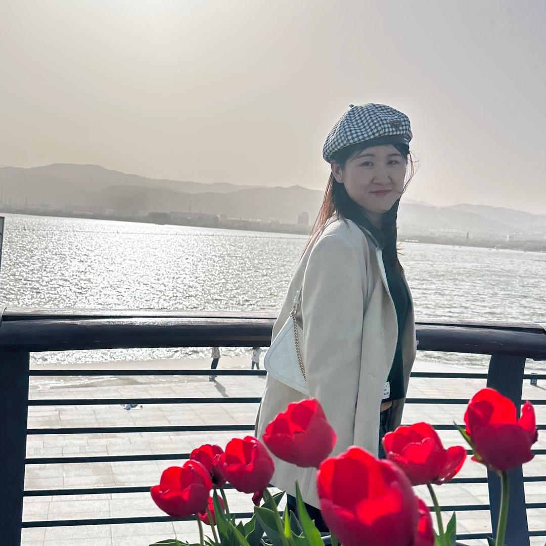 爱嗑瓜子的小咪