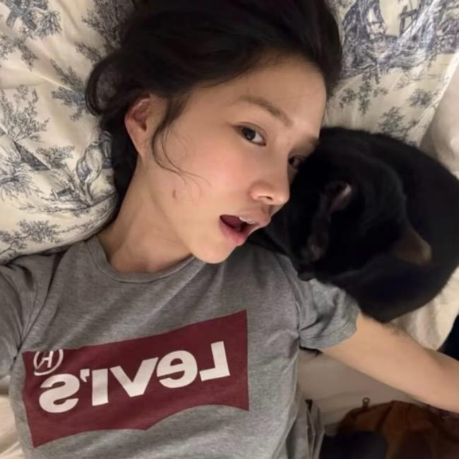 ༉